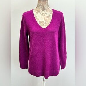 41 HAWTHORN Magenta 💯 Cashmere V neck sweater size M